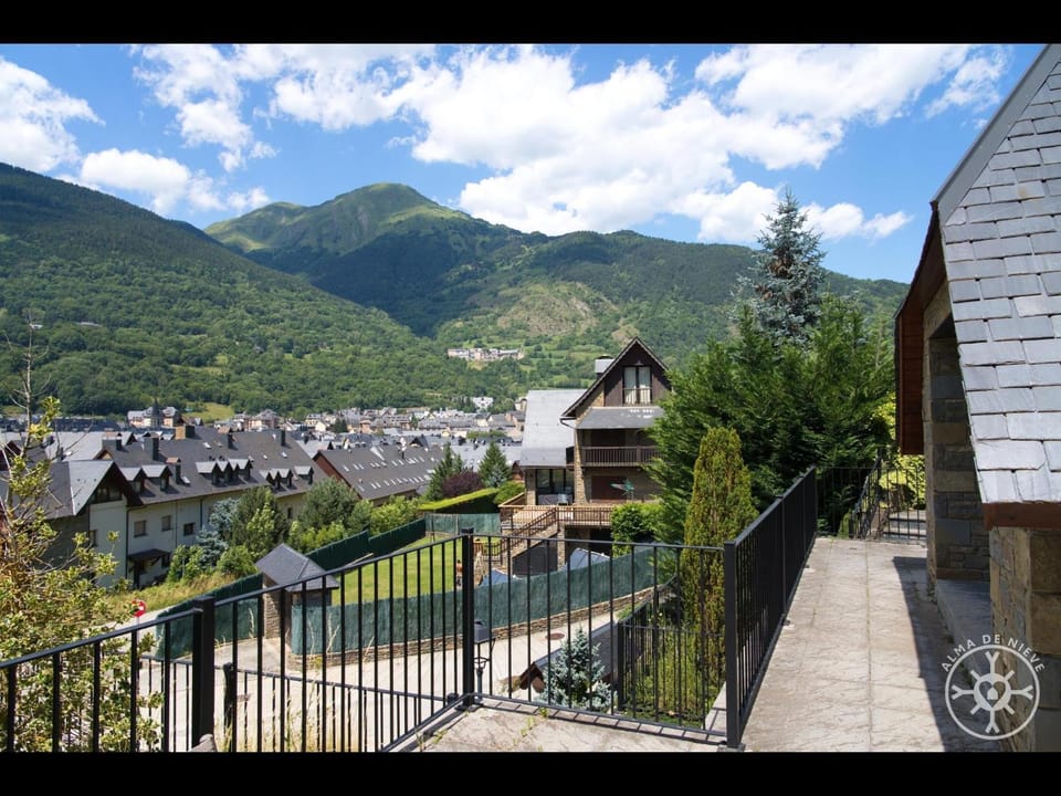 CASA ARROQUETS de Alma de Nieve House in Vielha