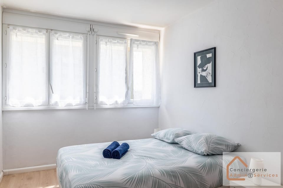 Bed, Photo of the whole room, Bedroom, towels