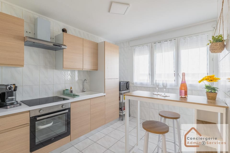 Coffee/tea facilities, Kitchen or kitchenette, Dining area, microwave, oven, stove