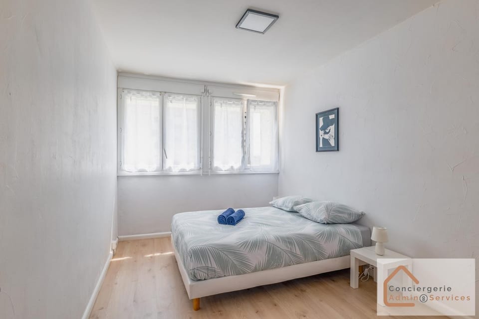 Bed, Photo of the whole room, Bedroom, towels