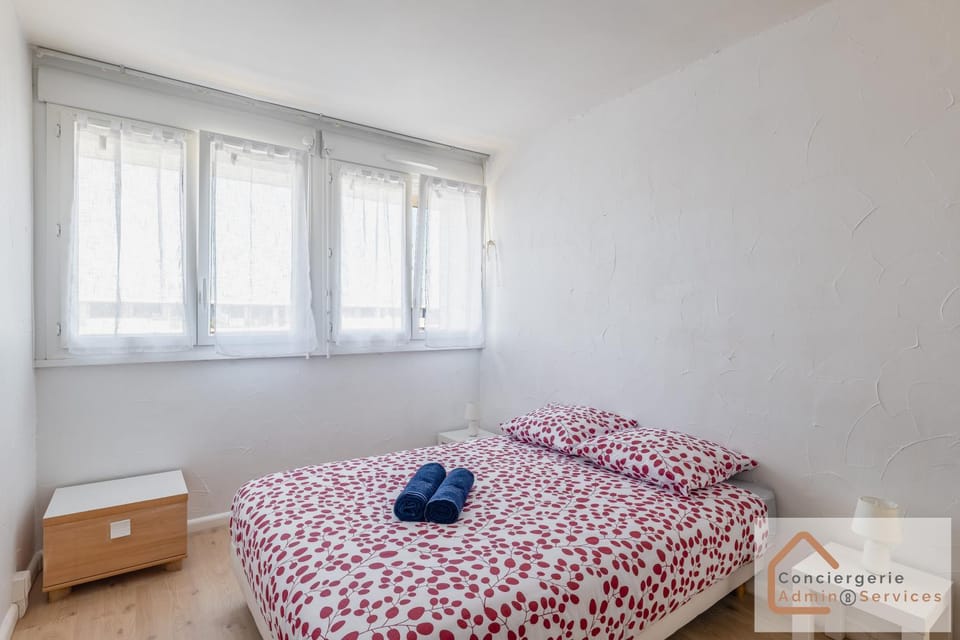 Bed, Photo of the whole room, Bedroom, towels