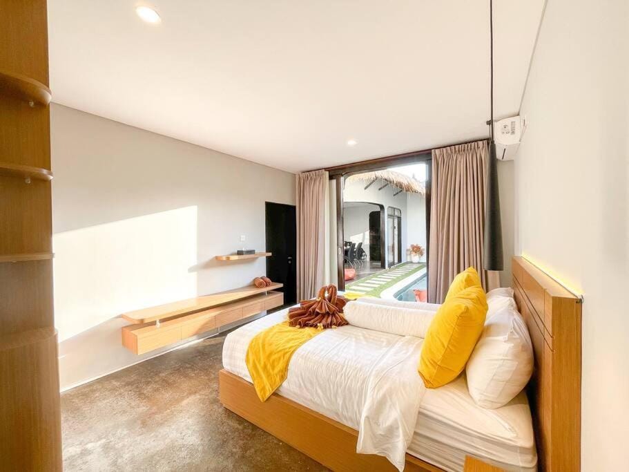 Bed, Bedroom, towels