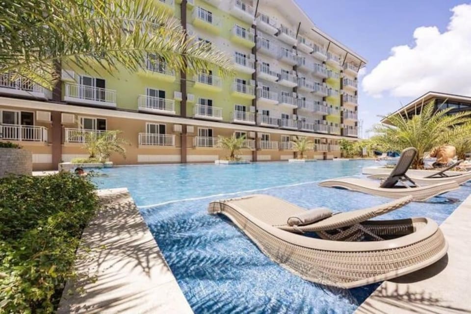 Property building, Day, Pool view, Swimming pool, sunbed