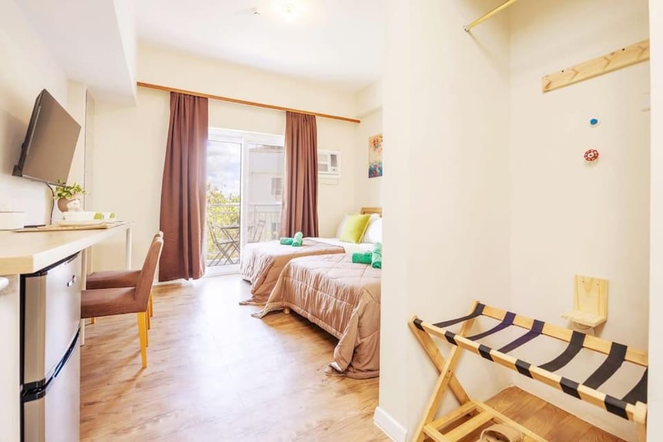 Bed, TV and multimedia, Living room, Photo of the whole room, Seating area, Bedroom, towels, air conditioner