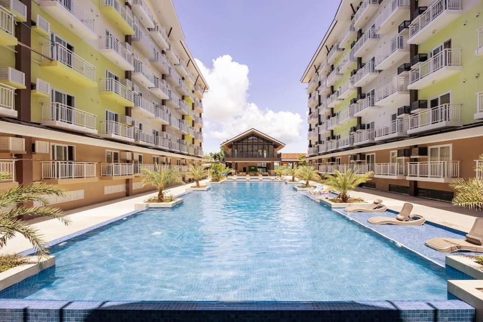 Property building, Day, Pool view, Swimming pool, sunbed