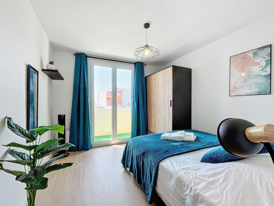 Bed, Photo of the whole room, Bedroom, towels