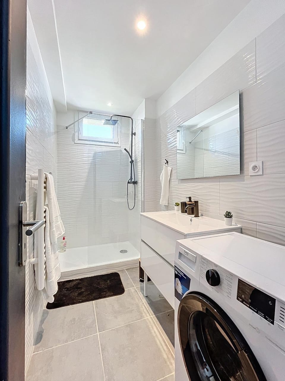Bathroom, towels, washing machine