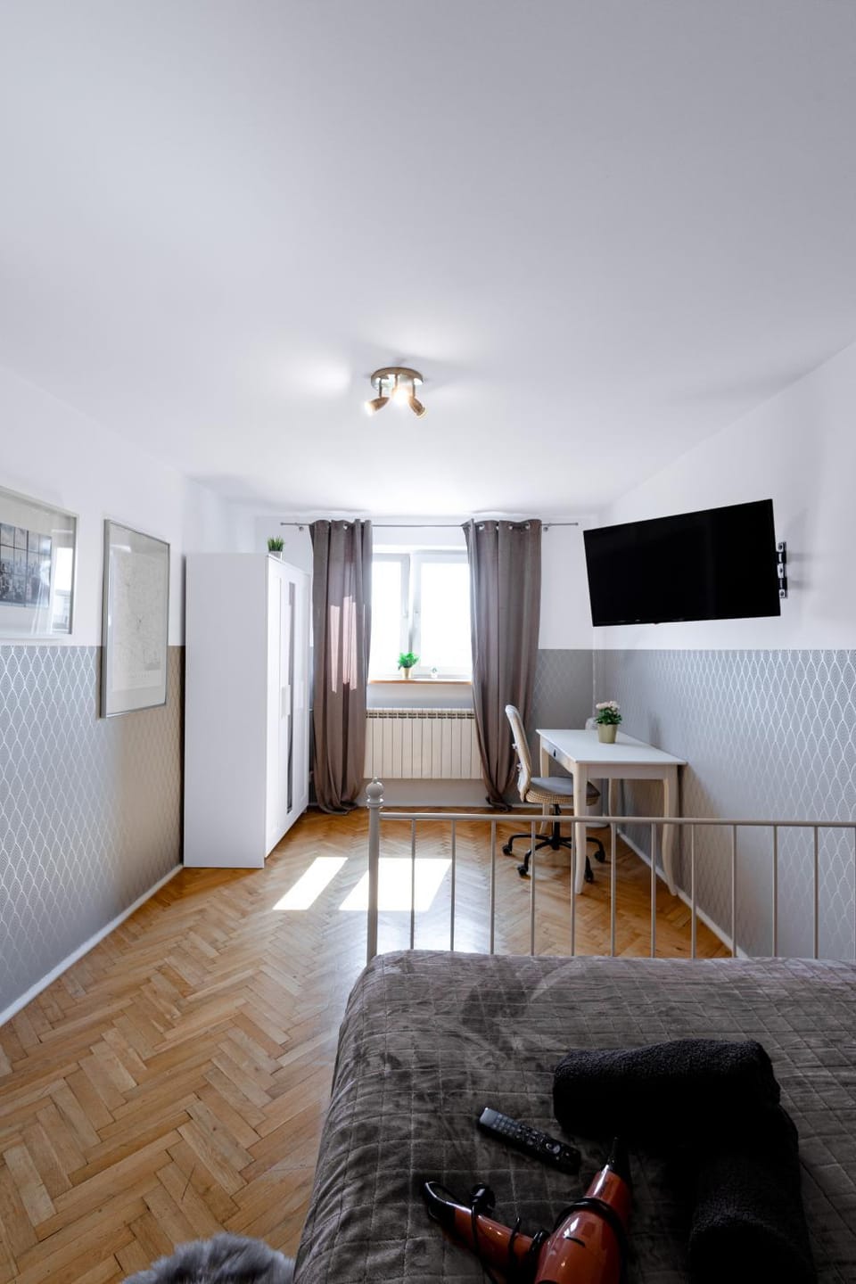 Bed, Photo of the whole room, Bedroom