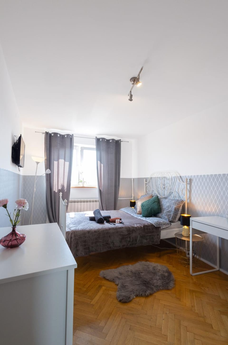 Bed, Photo of the whole room, Bedroom