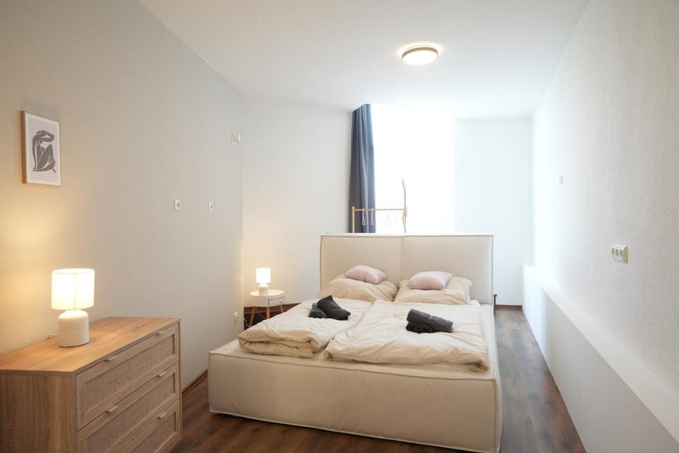 Bed, Photo of the whole room, Bedroom, towels