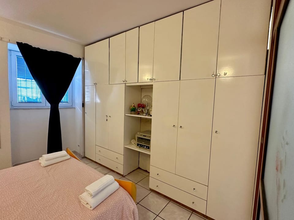Bed, Kitchen or kitchenette, Photo of the whole room, Bedroom, wardrobe