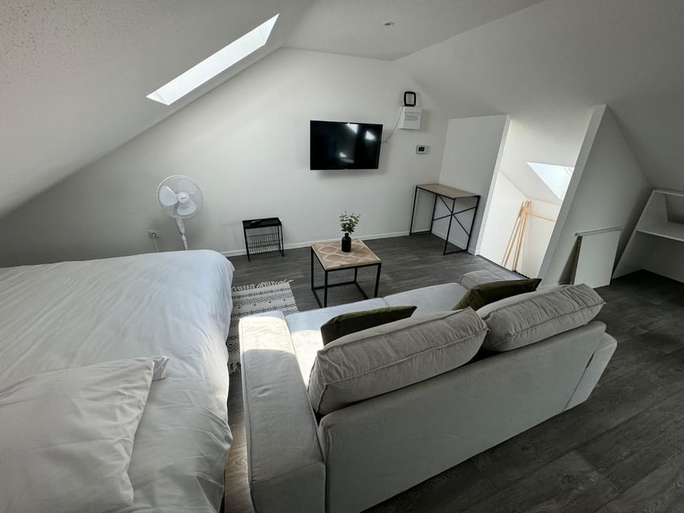 Communal lounge/ TV room, Bed, TV and multimedia, Living room, Seating area