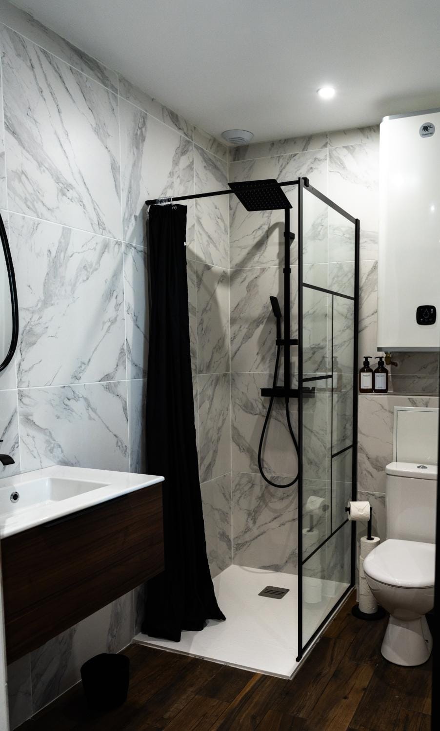 Toilet, towels