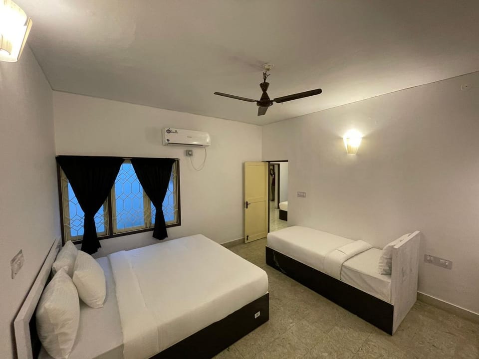 Bed, Photo of the whole room, Bedroom, air conditioner