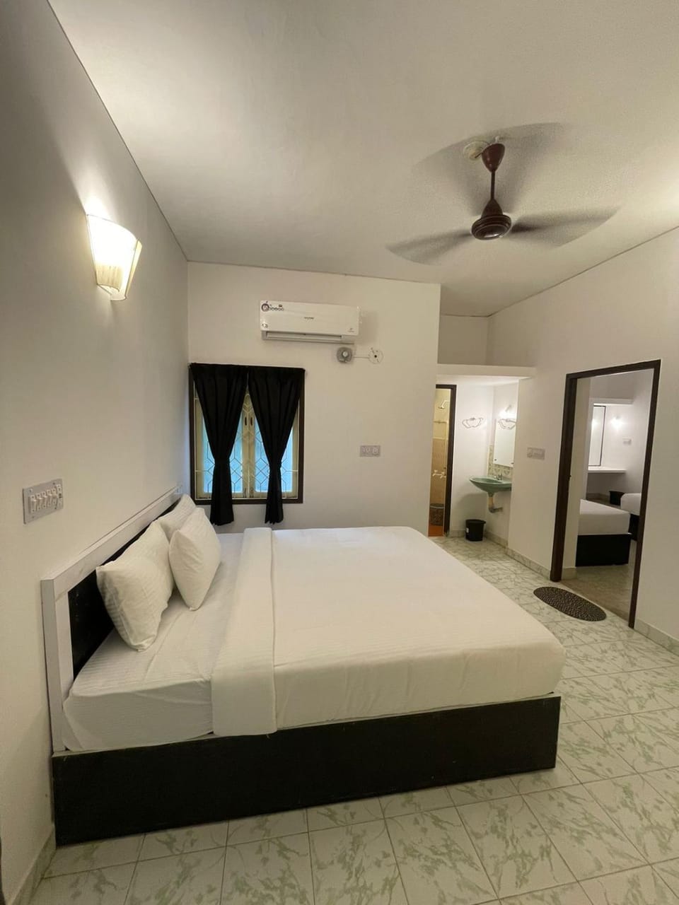 Bed, Photo of the whole room, air conditioner