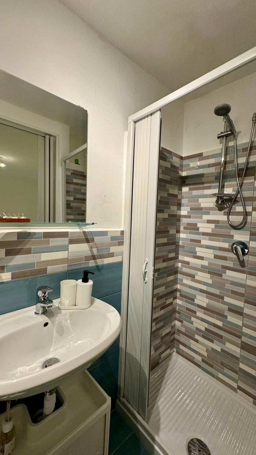 Shower, Bathroom, towels