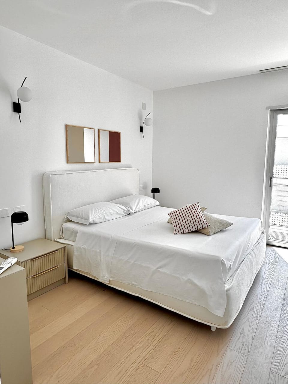 Bed, Photo of the whole room, Bedroom