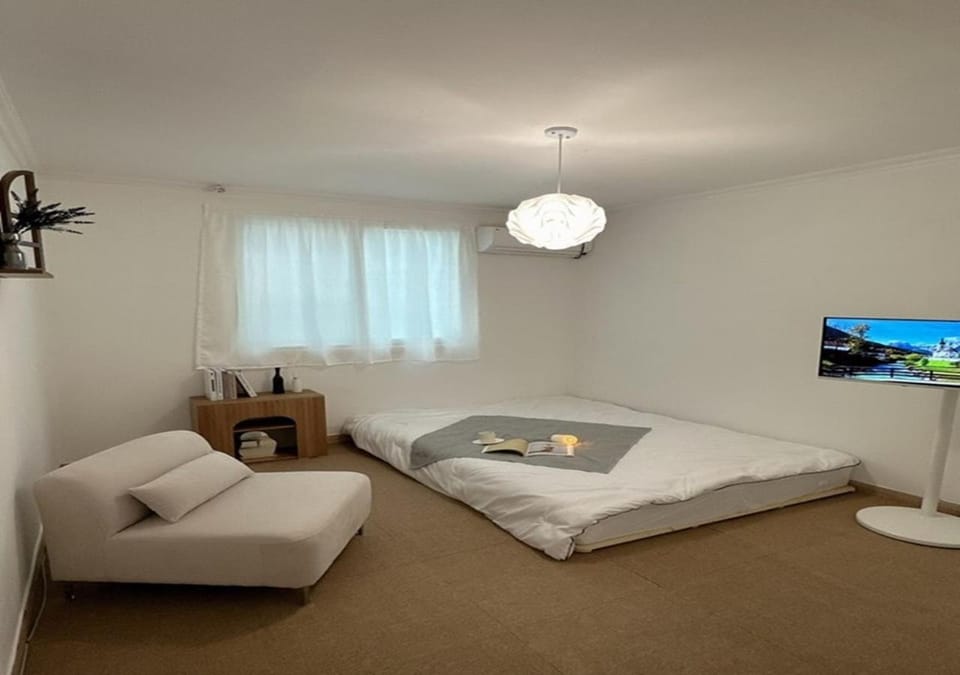 Bed, TV and multimedia, Bedroom