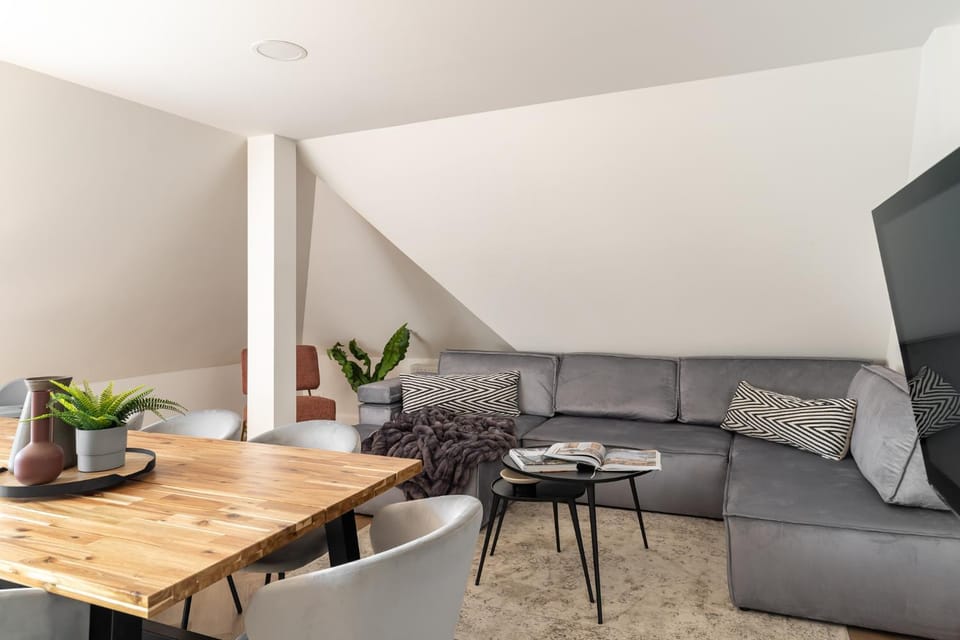 TV and multimedia, Living room, Seating area, Dining area