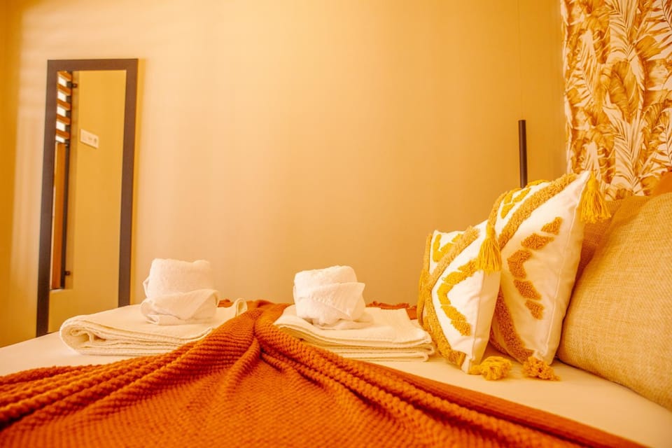 Bed, Photo of the whole room, Bedroom, towels