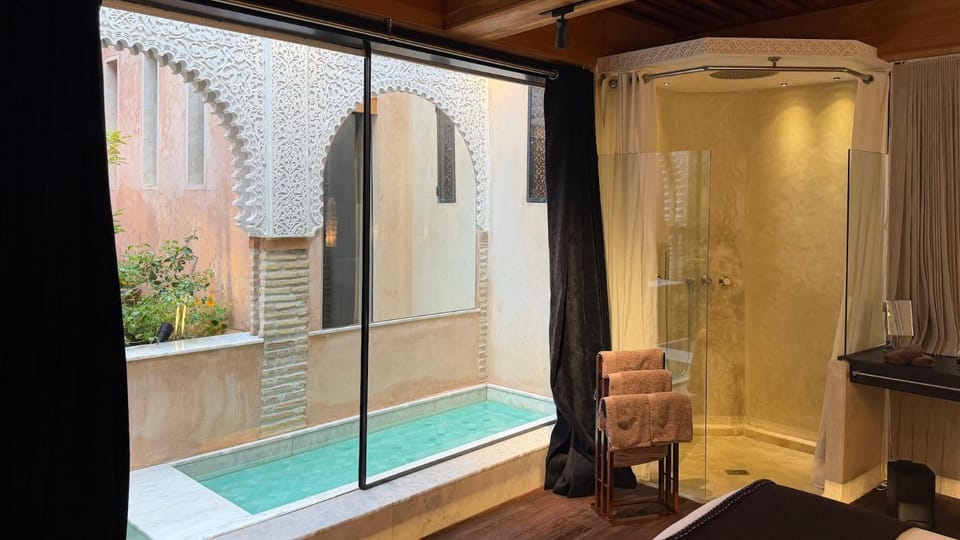 Shower, Decorative detail