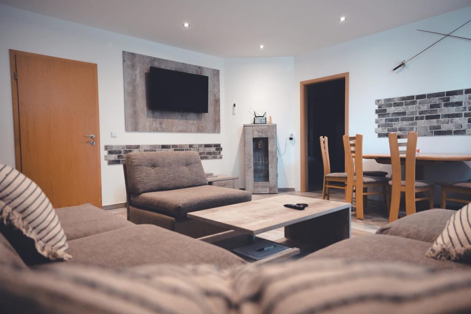 TV and multimedia, Living room, Seating area, Dining area
