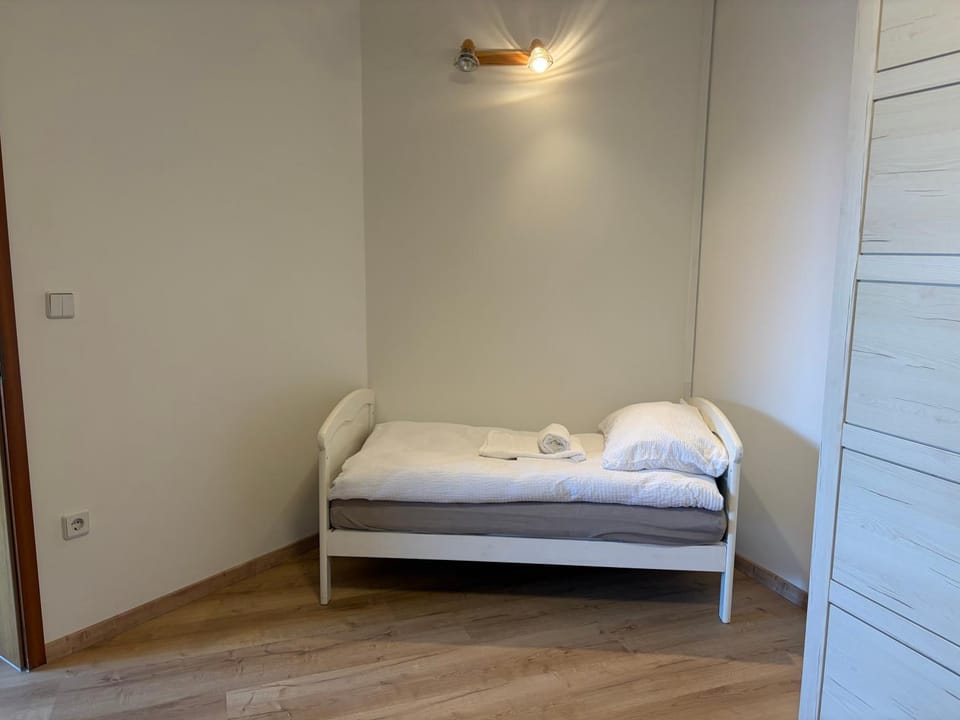 Bedroom, cot