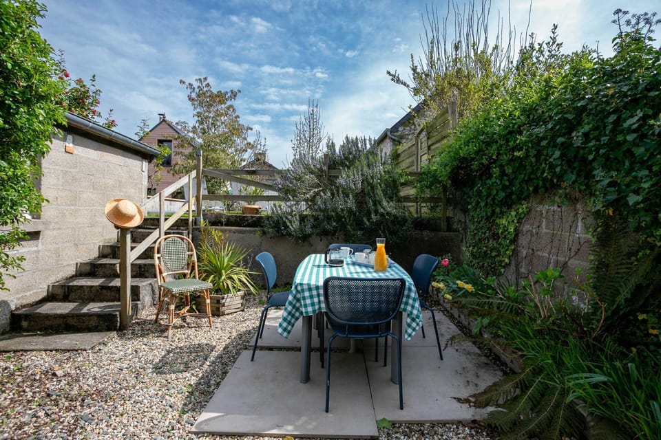 Property building, Balcony/Terrace, Living room