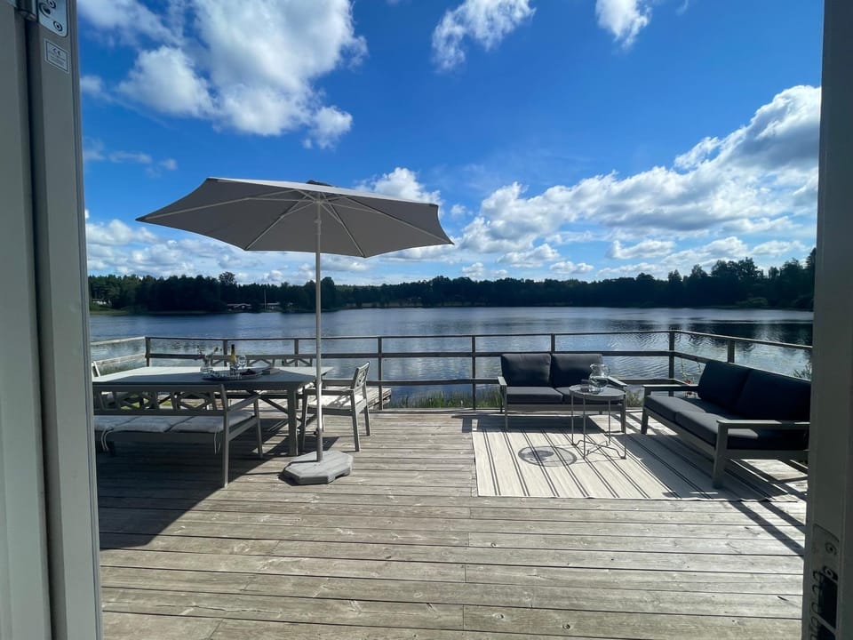Stuga med strandtomt i Smålands natursköna miljö House in Västra Götaland County