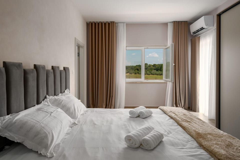 Bed, Bedroom, towels, air conditioner