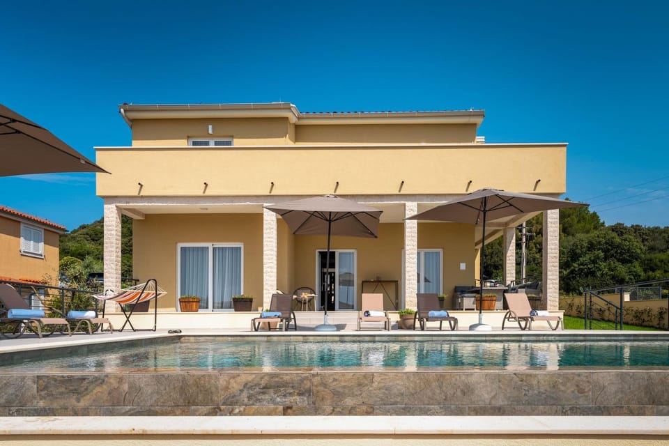 Property building, Pool view, Swimming pool, sunbed