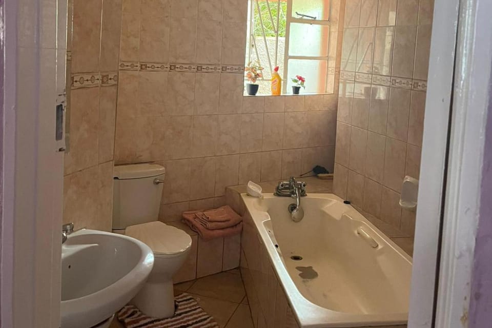 4 Bed Gated House-Sleeps 8-Private Parking House in Harare