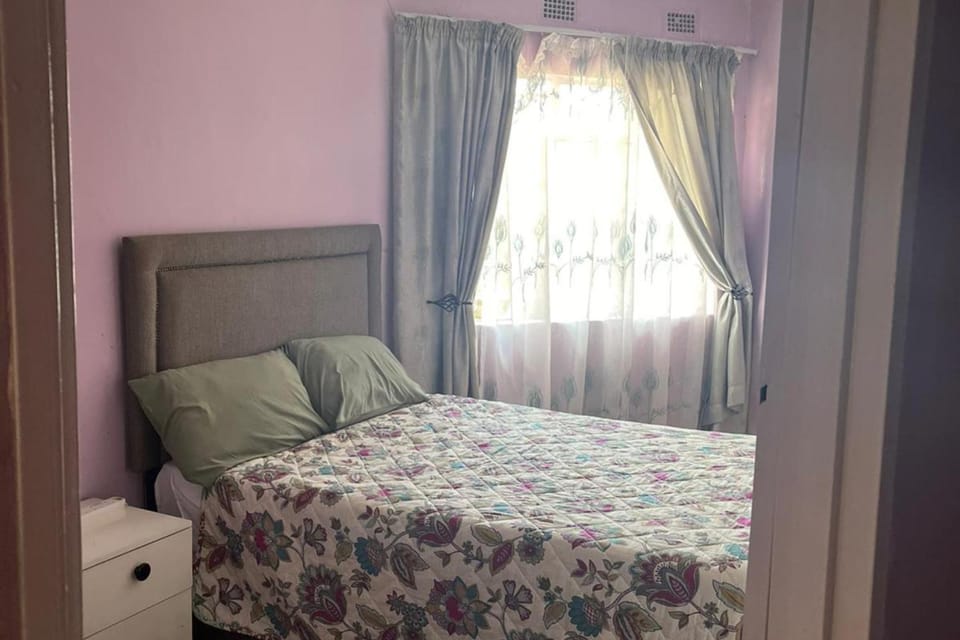 4 Bed Gated House-Sleeps 8-Private Parking House in Harare