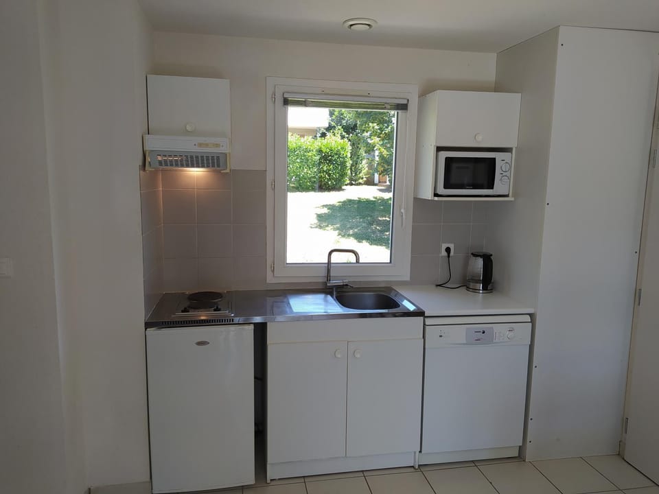 Coffee/tea facilities, Kitchen or kitchenette, dishwasher, microwave, stove