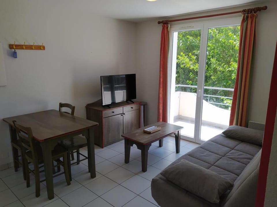 TV and multimedia, Seating area, Dining area