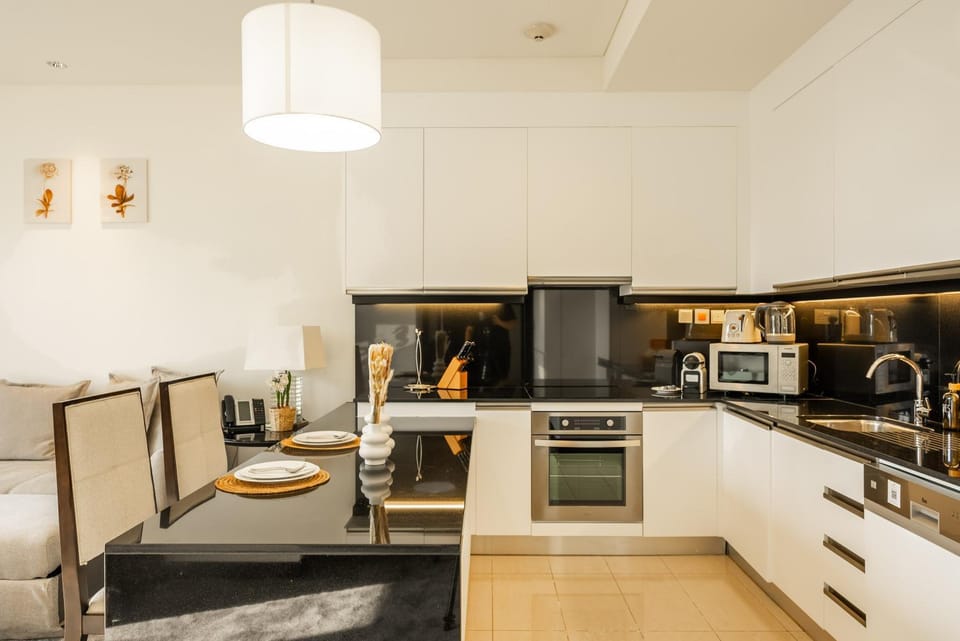 Dining area, oven, toaster