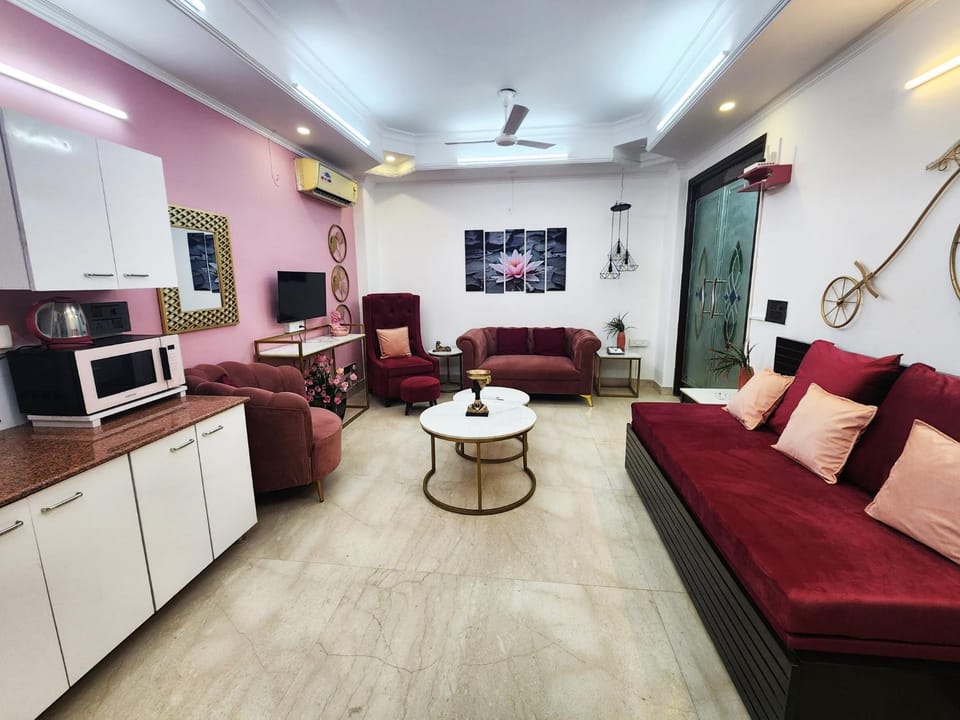 TV and multimedia, Kitchen or kitchenette, Living room, Seating area