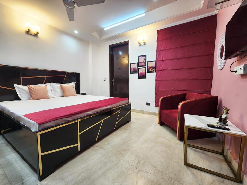 Bed, TV and multimedia, Seating area, Bedroom, wardrobe