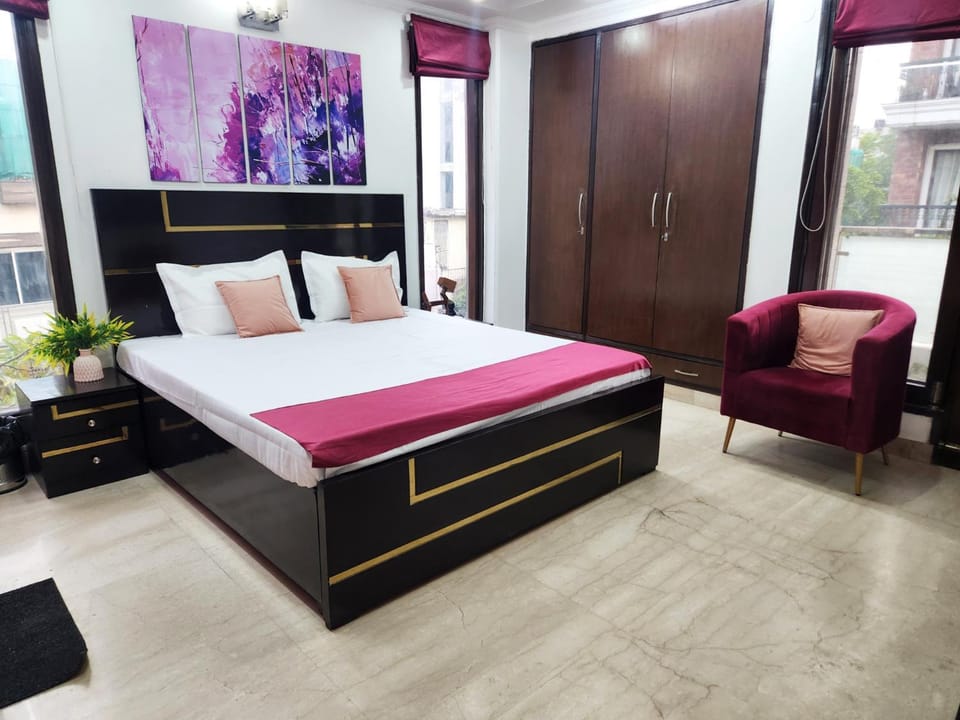 Bed, Seating area, Bedroom, wardrobe