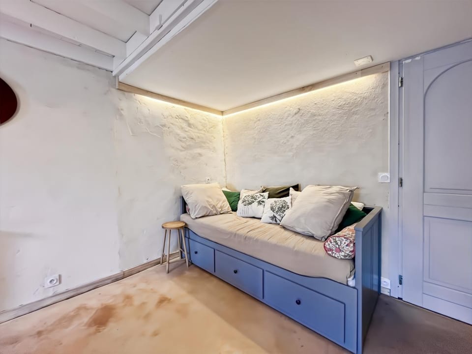 Living room, Photo of the whole room, Bedroom