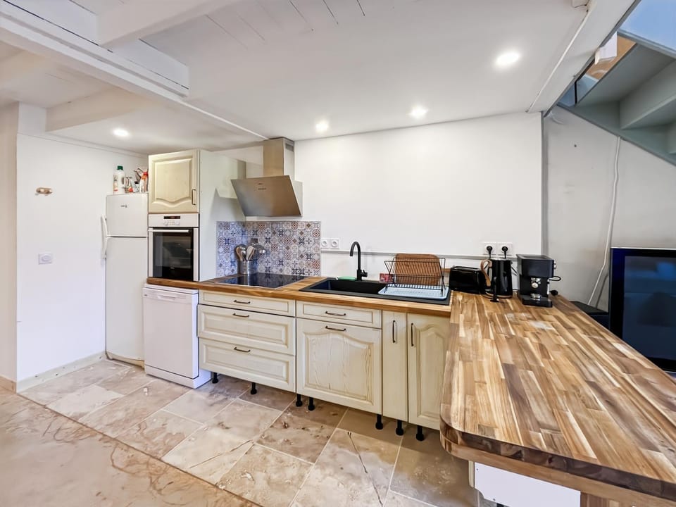 TV and multimedia, Kitchen or kitchenette, dishwasher, oven, stove