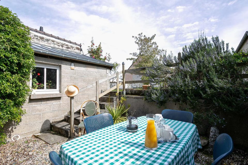 Property building, Balcony/Terrace, Living room