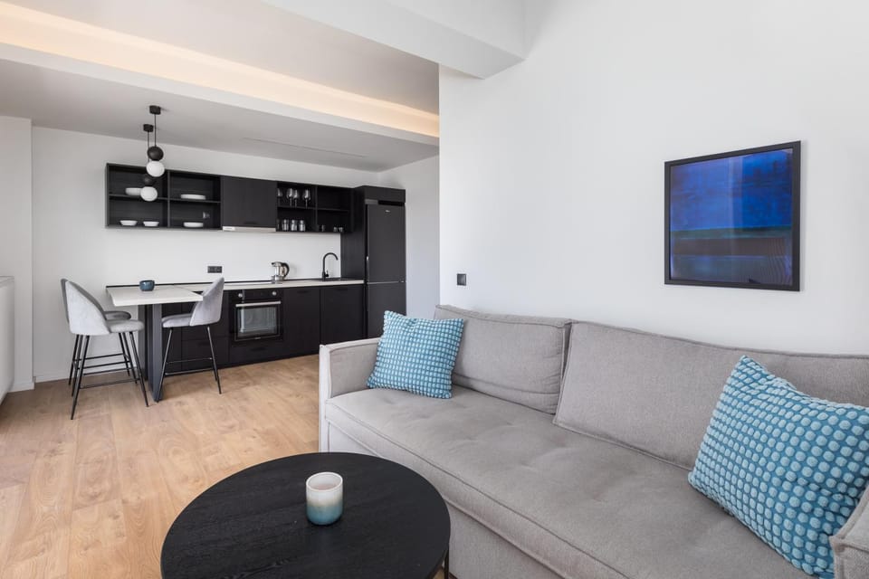 TV and multimedia, Kitchen or kitchenette, Living room, Seating area, Dining area