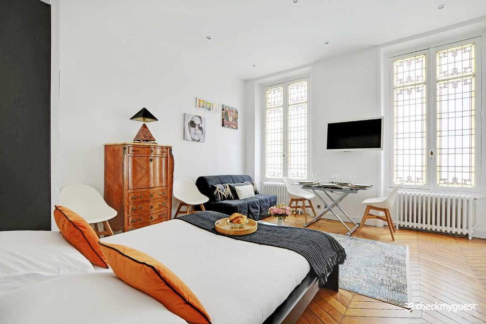 Bed, TV and multimedia, Photo of the whole room, Seating area