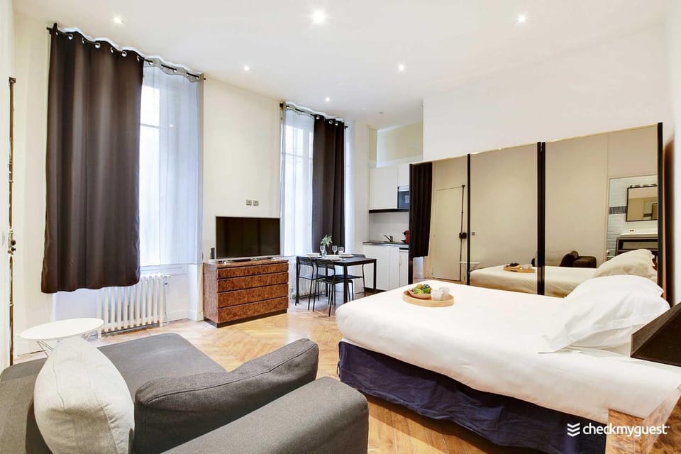 Bed, TV and multimedia, Photo of the whole room
