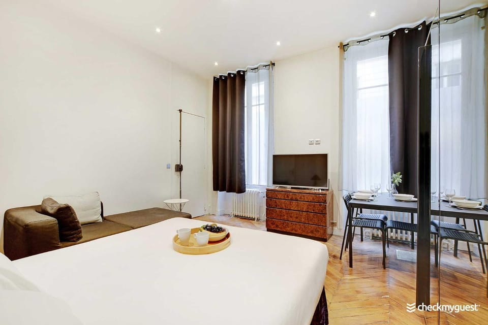 Bed, TV and multimedia, Photo of the whole room, Dining area