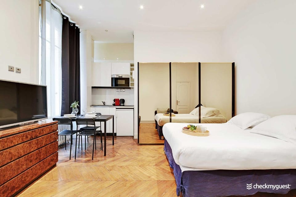Bed, TV and multimedia, Kitchen or kitchenette, Dining area