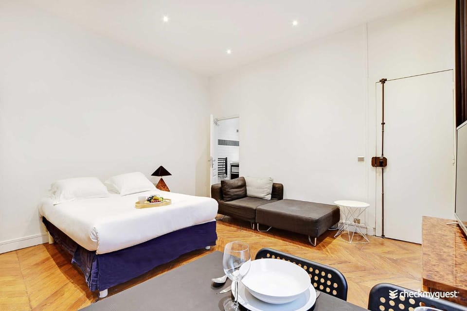Bed, Seating area
