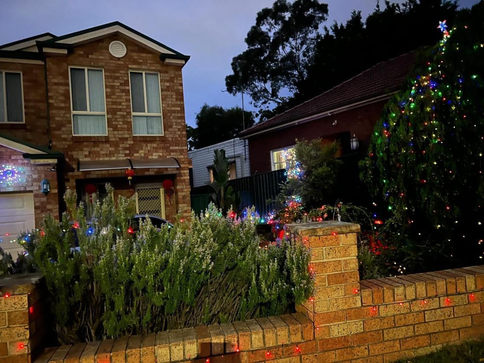 Bexley North Entire 2 Storey House 4 or 5 BR 11 Beds 5 mns walk to Train Station and Close to Airport , Sydney CBD House in Sydney