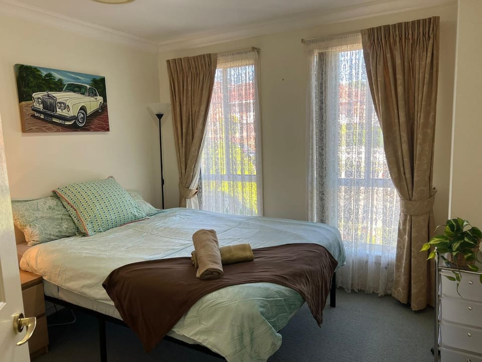 Bexley North Entire 2 Storey House 4 or 5 BR 11 Beds 5 mns walk to Train Station and Close to Airport , Sydney CBD House in Sydney